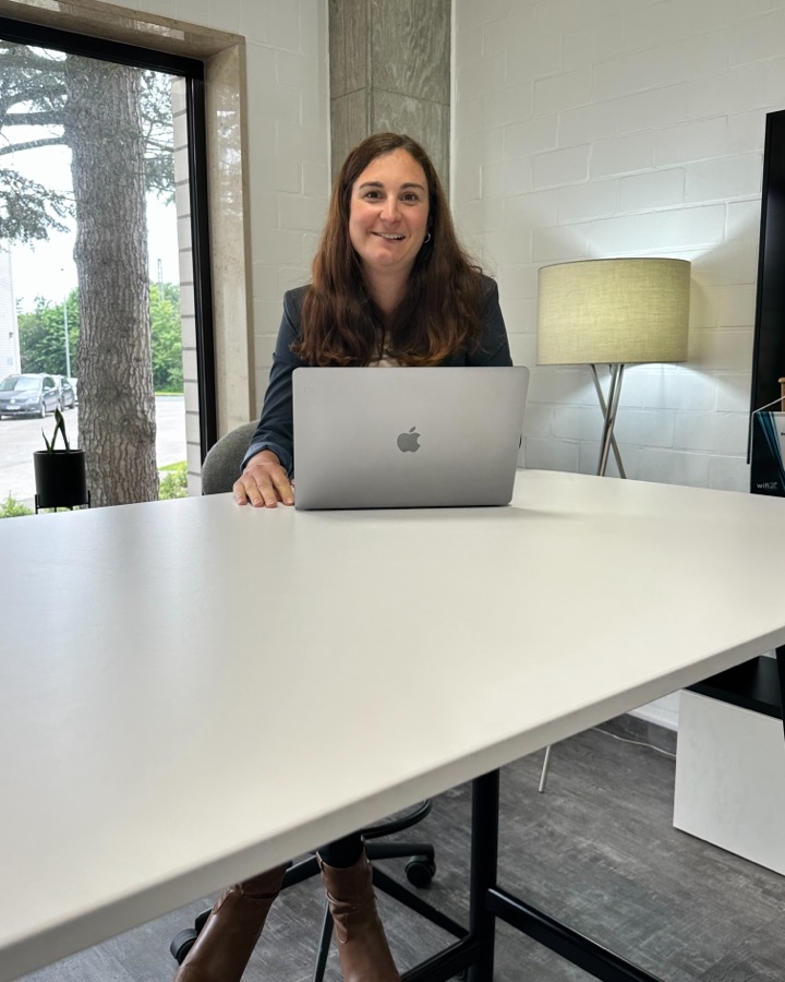 Melanie Kenkenberg am Besprechungstisch im Büro Ahlen