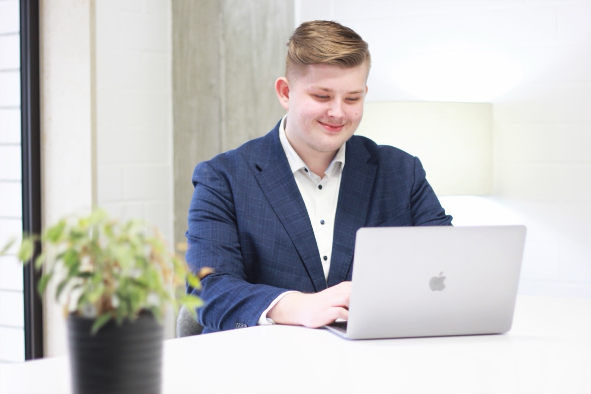 Mitarbeiter von Finanzgewissen bearbeitet einen Schadenfall am Laptop