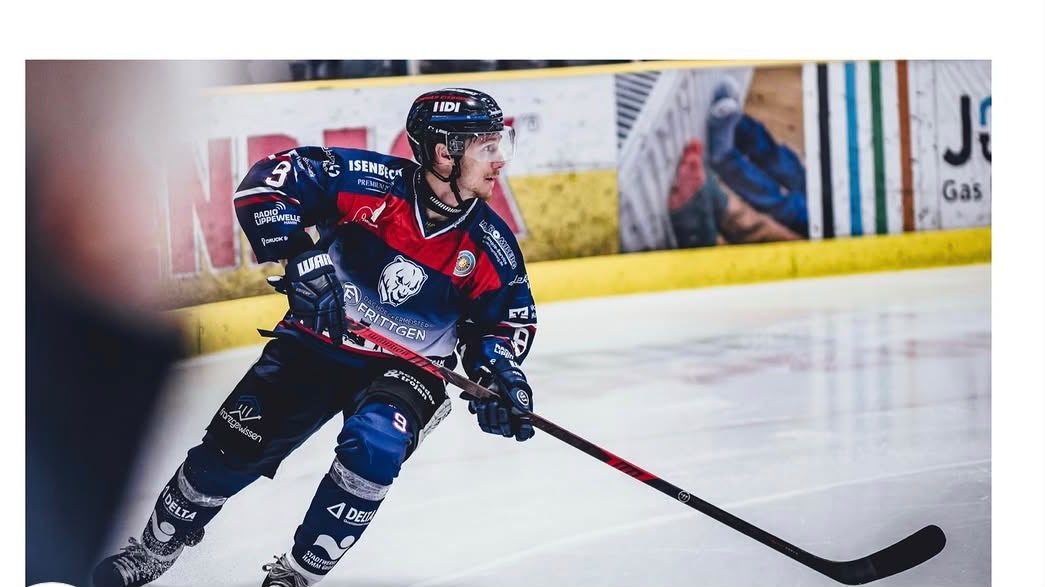 Eisbären Hamm Eishockeyspieler Nummer 26 in Aktion mit Finanzgewissen Logo auf der Spielhose