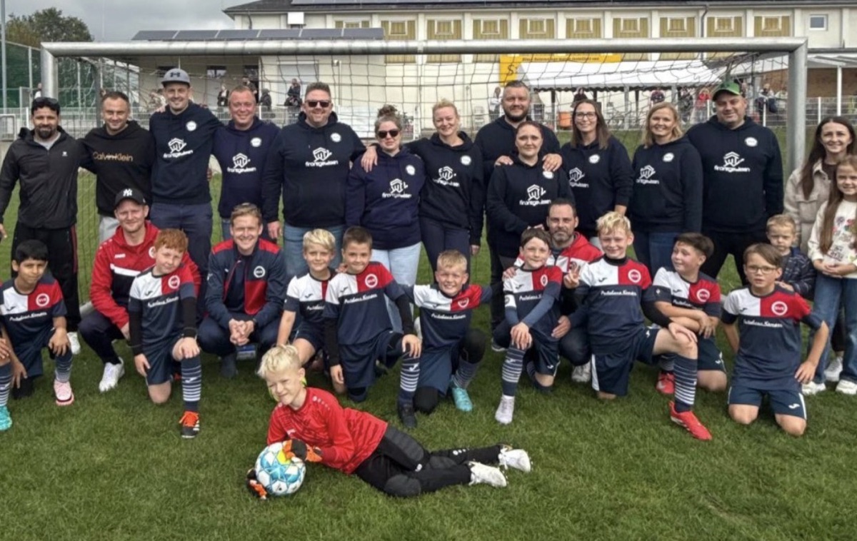 Die E2 des SVE Heessen mit den Eltern in Finanzgewissen-Hoodies nach dem Aufstieg in die Kreisliga B