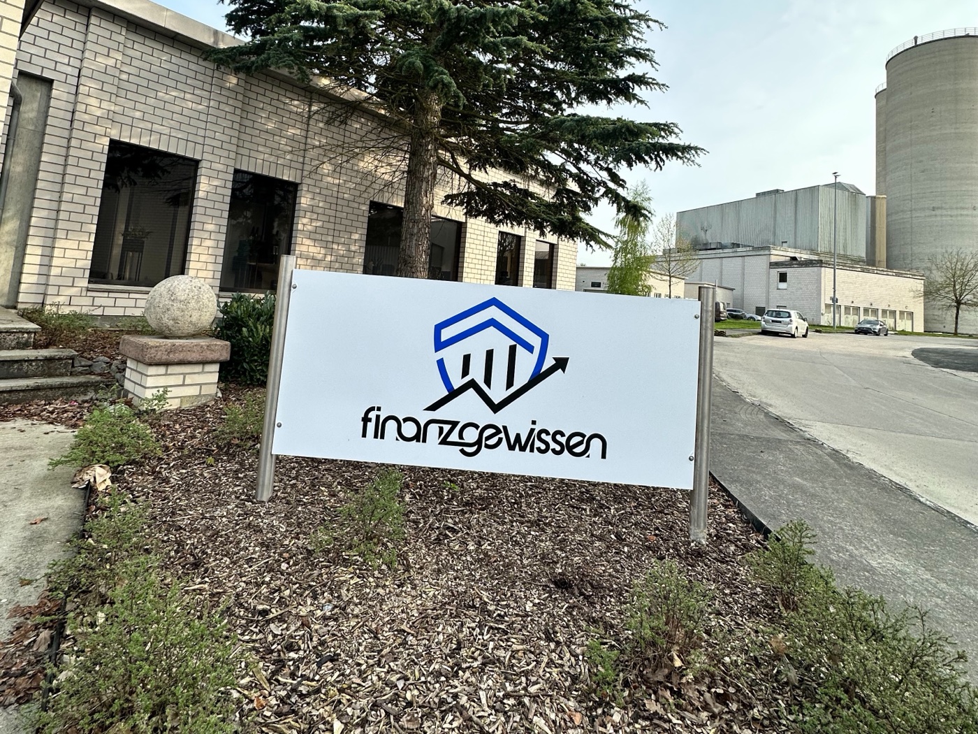 Das Firmenschild von Finanzgewissen vor dem Bürogebäude in Ahlen