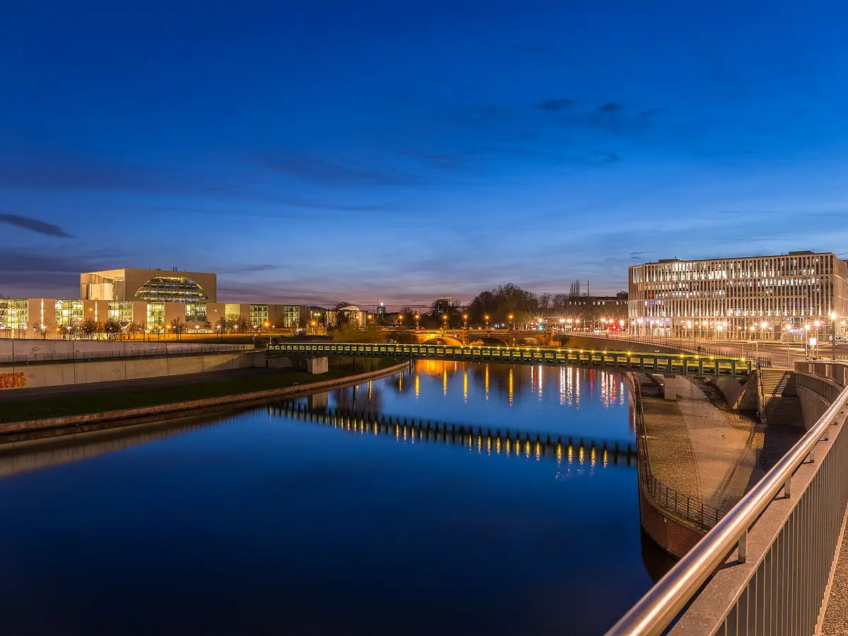 Die Gustav-Heinemann-Brücke und das Regierungsviertel in Berlin-Mitte zur blauen Stunde