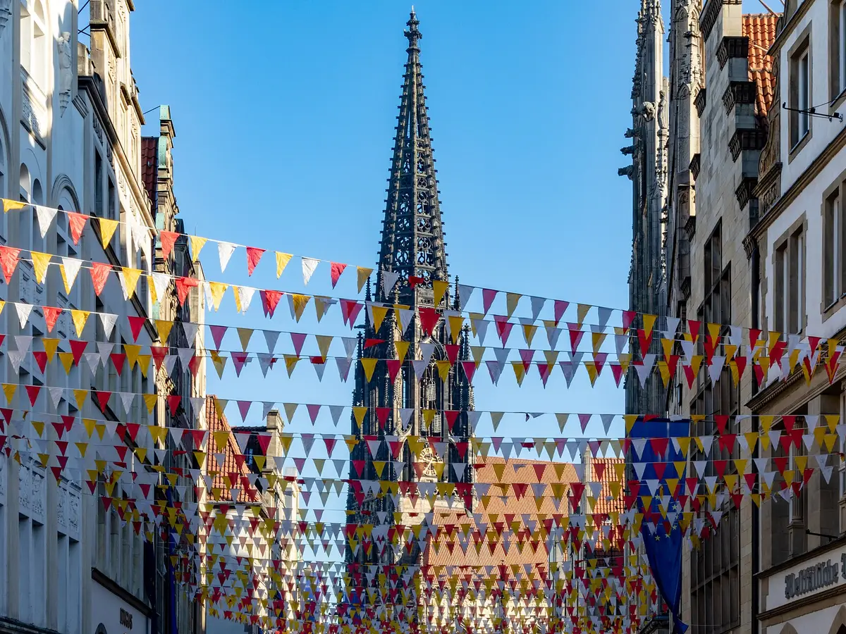 Der Prinzipalmarkt in Münster mit dem Turm der Lambertikirche