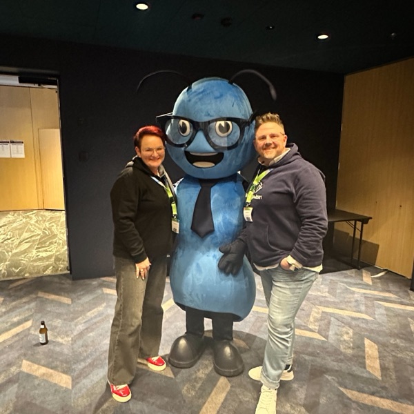 Mit dem Maskottchen des Maklerpools blau direkt